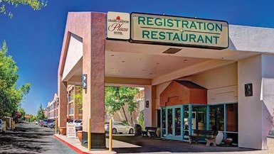 Der Eingangsbereich des Grand Canyon Plaza Hotels zeigt eine einladende Atmosphäre mit einem klaren blauen Himmel.