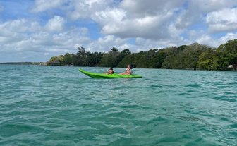 Kajak auf dem türkisfarbenen Wasser der Lagune von Bacalar – Mexiko Familienreise
