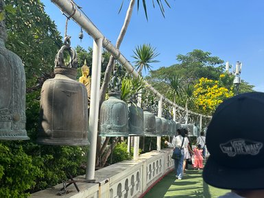 Glocken als Teil der spirituellen Atmosphäre am Golden Mount Tempel – Thailand mit Kindern