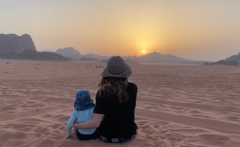 Mutter mit Kind in der Wüste - Jordanien mit Kindern