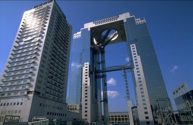 Die Umeda Sky Building in Osaka, ein beeindruckendes architektonisches Meisterwerk mit einer einzigartigen, offenen Struktur.