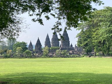 Ansicht des Prambanan-Tempels und seiner Architektur aus der Entfernung – Indonesien Reise mit Kindern