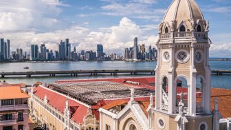 Der Blick auf das moderne Stadtbild von Panama City zeigt hohe Wolkenkratzer und das ruhige Wasser des Hafens im Vordergrund.