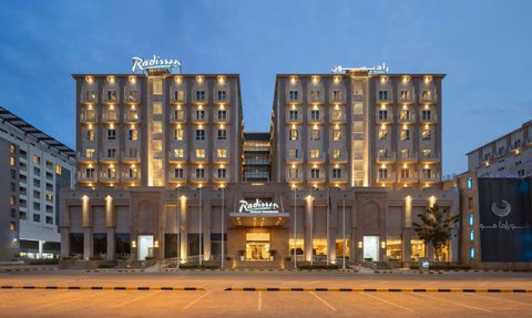 Beleuchtetes Hotelgebäude Radisson Hotel Muscat Panorama am Abend - Oman Familienreise