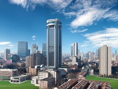 Außenansicht des Jin Jiang Tower Hotels in Shanghai – China mit Kindern