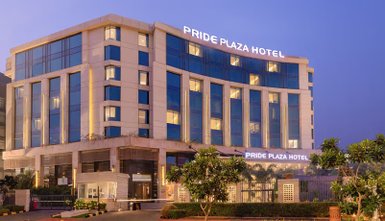Das Pride Plaza Hotel in Aerocity, New Delhi, strahlt Eleganz mit seiner modernen Architektur und beleuchteten Fassaden aus.