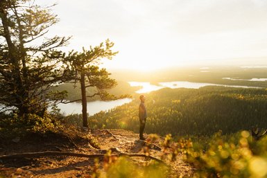 Der weite Fernblick auf eine weite Landschaft im Sonnenlicht
