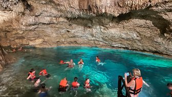 Kinder und Erwachsene genießen ein erfrischendes Bad in einer Cenote – Mexiko Familienreise