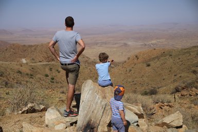 Eine Familie blickt auf die weite Landschaft - Namibia Urlaub mit Kindern