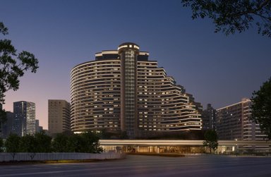 Ein modernes Hotelgebäude mit geschwungener Architektur, beleuchtet in der Dämmerung, umgeben von städtischen Hochhäusern.