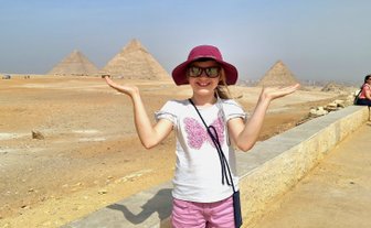Mädchen blickt auf die Pyramiden von Gizeh in Kairo – Ägypten Reise mit Kindern