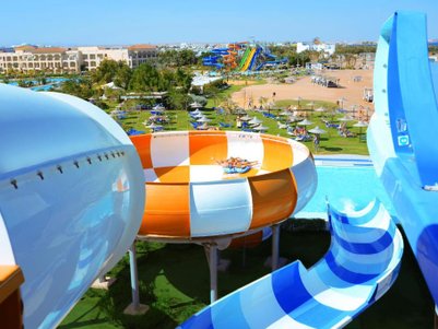 Blick auf die Rutschen im Jaz Aquamarine Resort in Hurghada – Ägypten Reise mit Kindern