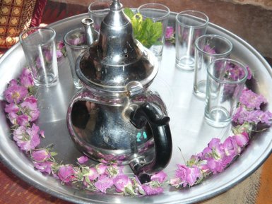 Frisch zubereiteter marokkanischer Minztee im Tal der Rosen – Marokko Reise mit Kindern