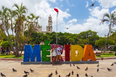 Farbenfroher „Mérida“-Schriftzug – Mexiko mit Kindern