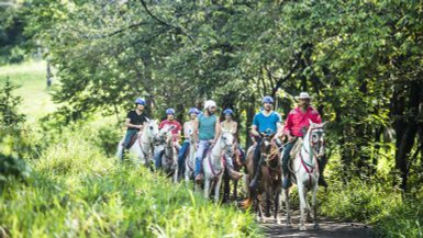 ruppe erkundet den Nationalpark Rincón de la Vieja auf Pferden – Costa Rica Familienreise