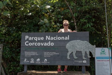 Besucherin mit Informationsschild im Corcovado-Nationalpark – Costa Rica mit Kindern