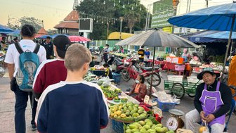 Menschen laufen über Markt in Uthai Thani - Thailand mit Kindern