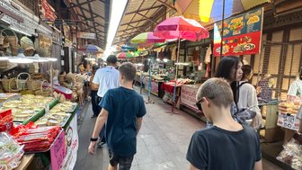Familie besucht den Sam Chuk Markt mit üppigen Ständen - Thailand mit Kindern