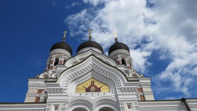 Die beeindruckende Kirche mit ihren markanten Zwiebelkuppeln und goldenen Kreuzen strahlt majestätische Schönheit aus.
