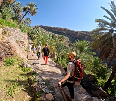 Familie spaziert im Dorf Misfat Al Abriyeen – Oman Reise mit Kindern