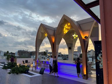 Blick über die Dächer von Bangkok von der Monkey Way Rooftop Bar – Thailand Reise mit Kindern