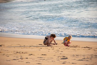 Zwei Kinder spielen am Sandstrand in Khao Lak - Thailand mit Kindern