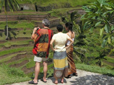 Reisende erkunden Ubud – Bali Familienreise