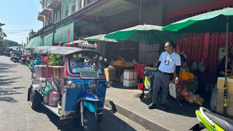 Traditionelles Tuk-Tuk steht am Straßenrand in Bangkok – Thailand Familienreise
