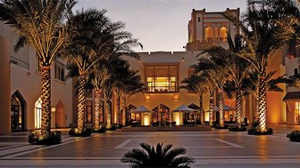 Al Bandar Hotel im DoubleTree by Hilton Muscat Al Waha bei Nacht beleuchtet – Oman Familienreise