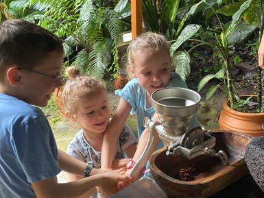 Kinder lernen die Schokoladenherstellung bei einer Tour in La Tirimbina – Costa Rica Reise mit Kindern