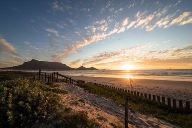 Blick auf den Tafelberg bei Sonnenuntergang – Garden Route Reise mit Kindern