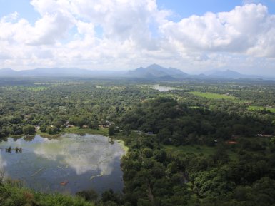 Blick vom Sigiriya-Felsen offenbart eine weite Landschaft voller Natur und Geschichte – Sri Lanka Familienreise