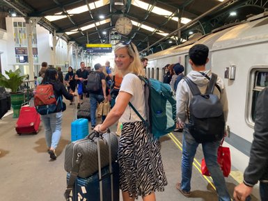 Reisende wartet mit Koffern am Bahnsteig in Malang – Indonesien Familienreise
