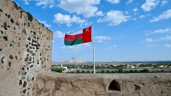Oman-Flagge am Jabrin Fort in Jabrin – Oman mit Kindern