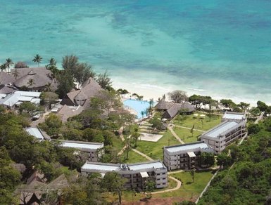 Ein Blick auf das Baobab Beach Resort, umgeben von üppigem Grün und dem glitzernden blauen Wasser des Ozeans.