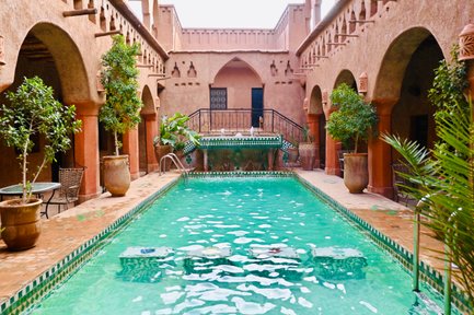 Ruhiger Pool im Riad Maktoub – Marokko Familienreise