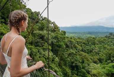 Teenagerin blickt auf die üppige Natur im Mistico Arenal Hanging Bridges Park – Costa Rica mit Kindern