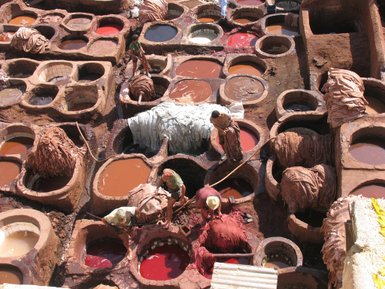 Farbtöpfe und Gerbgruben in der berühmten Lederfärberei von Fès – Marokko Familienreise