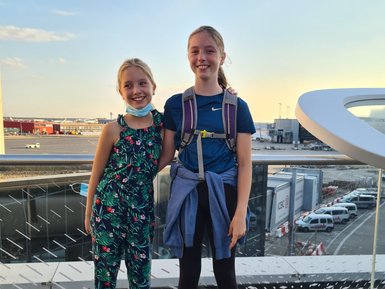 Schwestern am Flughafen vor dem Abflug nach Tansania – Tansania Reise mit Kindern