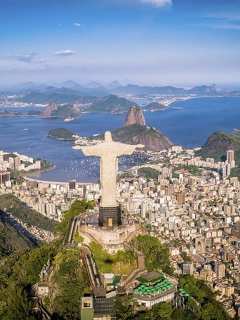 Die berühmte Christusstatue breitet ihre Arme über die Stadt Rio de Janeiro und die umliegenden Berge aus.