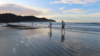 Farbenprächtiger Sonnenuntergang über dem ruhigen Strand des Nexus Resorts – Malaysia & Borneo mit Kindern