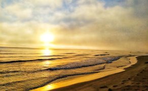 Strahlender Sonnenaufgang über dem ruhigen Strand von Tortuguero – Costa Rica Familienreise