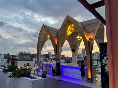 Blick über die Dächer von Bangkok von der Monkey Way Rooftop Bar – Thailand Reise mit Kindern