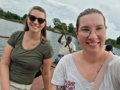 Zwei Frauen machen ein Selfie während einer Katamaranfahrt auf dem Fluss – Sri Lanka Reise mit Kindern