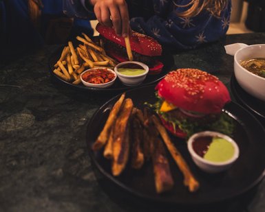 Kinder genießen eine Mahlzeit im Restaurant – Südafrika Familienreise