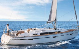 Ein Segelboot gleitet über das glitzernde Wasser, während ein Mann am Steuer steht und den Wind genießt.
