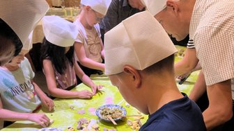 Reisegruppe stellt gemeinsam Jiaozi mit Einheimischen her – China Familienreise