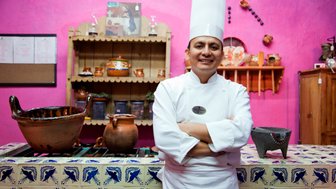 Koch in einer traditionell eingerichteten mexikanischen Küche – Mexiko Reise mit Kindern