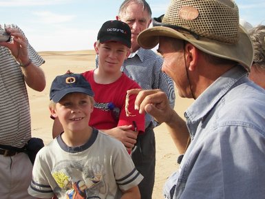 Eine Gruppe von Erwachsenen und Kindern - Namibia Familienurlaub