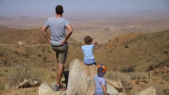 Eine Familie blickt auf die weite Landschaft - Namibia Urlaub mit Kindern